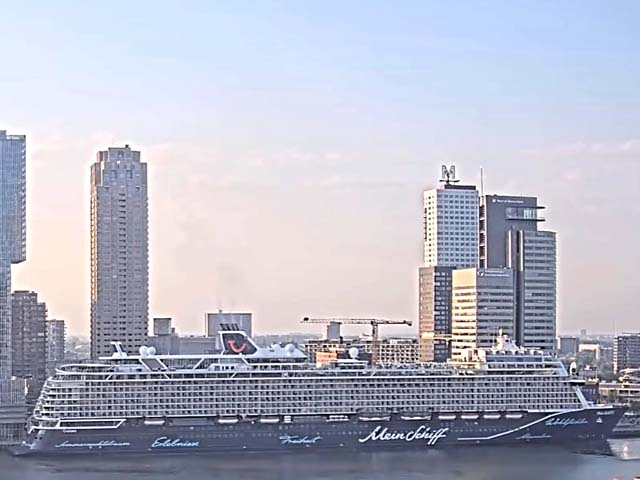 Mein Schiff 2 aan de Cruise Terminal Rotterdam